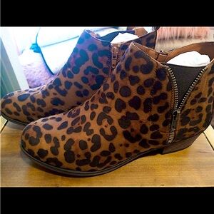 Leopard Print ankle bootie size 11w